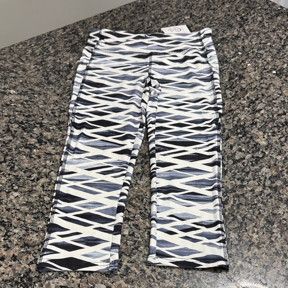 26 international Zigzag Patterned Leggings NWT